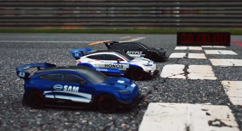 Honor, Akıllı Telefon Bataryalarıyla Uzaktan Kumandalı Araba Yarışı Düzenledi: Sonuç Kimseyi Şaşırtmadı